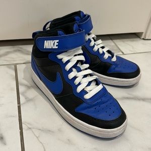 Boys NIKE high Top sneakers 3.5